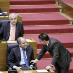 El conseller Castellano charla con el presidente Camps a la llegada de éste a la votación para aprobar la reforma estatutaria