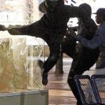 Los manifestantes saquean un comercio, ayer, durante los disturbios