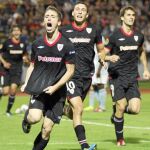 Muniain celebra con rabia su gol. De Marcos y Llorente corren tras su compañero para felicitarlo