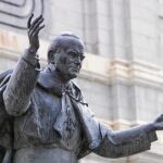 La estatua del Papa Juan Pablo II junto a la catedral de La Almudena