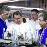 Mas inaguró ayer las nuevas instalaciones en Barcelona de O-I, dedicada a la fabricación de envases de vidrio