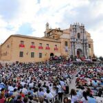 Este es el aspecto que presentaba la explanada del Santuario de la Vera Cruz de Caravaca durante una Eucaristía