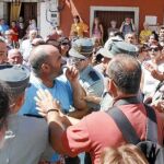 La Guardia Civil interviene en la plaza de Poyales del Hoyo (Ávila) cuando los vecinos increparón a miembros de varias asociaciones por la Memoria Histórica que habían convocado un acto ilegal en la plaza del pueblo cuya