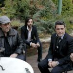 Los cantantes Alejandro Sanz (d) y Antonio Carmona (c, detrás) y el guitarrista Paco de Lucía durante su asistencia a la capilla ardiente del cantaor Enrique Morente, ubicada en la sede de la SGAE.