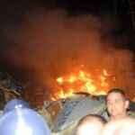 El avión siniestrado, envuelto en llamas