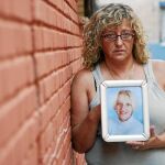 Marimar Bermúdez, ayer, en su barrio de Getafe con el retrato de su hija, fallecida hace ya siete años. Foto: © Santi Carneri