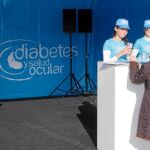Una ciudadana se interesa por la campaña informativa «Diabetes y salud ocular»