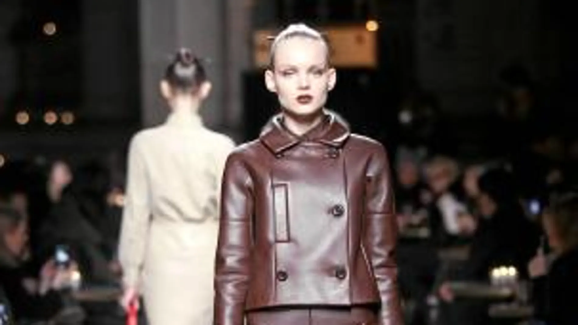 La piel es una seña de la casa Loewe, que recuperó su clásico bolso maletín