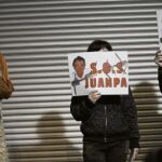Algunos de los manifestantes con pancartas de apoyo a presos