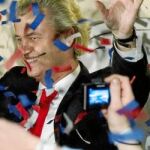 Geert Wilders, líder de la extrema derecha xenófoba holandesa, celebra los buenos resultados de su partido, que ha sumado 15 escaños más