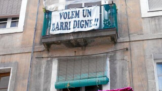 Las pancartas de los vecinos están colgadas en los balcones del Raval para recordar los problemas que sufre el barrio desde hace años
