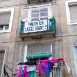 Las pancartas de los vecinos están colgadas en los balcones del Raval para recordar los problemas que sufre el barrio desde hace años