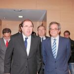 El presidente de la Junta, Juan Vicente Herrera, junto a César Alierta. Tras ellos, Miguel Alejo y Fernández Santiago