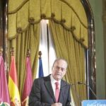 De la Torre y sus 8.000 El alcalde de Málaga, Francisco de la Torre, durante un momento de su intervención en la Tribuna de Andalucía celebrada ayer en Sevilla