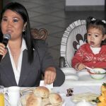 La candidata Keiko Fujimori desayuna en su casa junto a su hija mientras atiende a la Prensa antes de acudir a votar