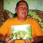 Su madre muestra una fotografía de su hijo