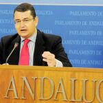 El secretario general del PP-A, Antonio Sanz, ayer, en la Cámara