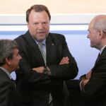 Alfredo Sánchez Monteseirín, flanqueado por Luis García Garrido y Manuel Chaves