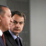 Zapatero, en imagen de archivo, junto a su principal aliado en su propuesta de la Alianza de Civilizaciones, el primero ministro turco, Tayip Erdogan