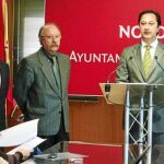 Gabriel Báez, en una imagen de archivo, entre Manuel Rey, actual delegado de Urbanismo, y Alfonso Rodríguez Gómez de Celis, ex delegado