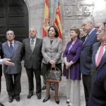 El presidente de la Generalitat junto a los representantes de la Mesa de Turismo