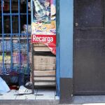 Unos niños guatemaltecos juegan, ayer, al lado del cadáver de un tiroteado