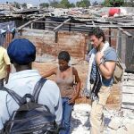 Miguel Ángel Tobías, director del documental, conversa con un grupo de haitianos