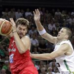 Marc Gasol y Petravicius, en un ataque español