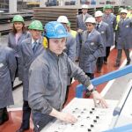Villanueva recorre las insalaciones de Tecnoaranda junto a Begoña Hernández y el alcalde Luis Briones