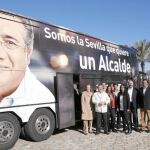Zoido y su equipo posan junto al autobús publicitario