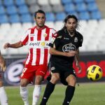 El defensa del Almería Juanma Ortiz (i) disputa un balón con el centrocampista Juan Rodríguez, del eportivo de La Coruña