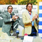 Aparicio aplaude emocionado a los presentes junto a su apoderado, Javier González