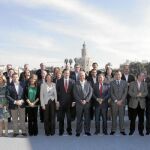 Rajoy, flanqueado por Arenas y Cospedal, junto a alcaldes y candidatos de Andalucía