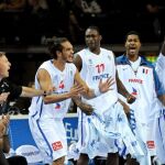 Los jugadores y el entrenador francés celebran una jugada desde el banquillo durante el partido Francia-Rusia, de semifinales del Campeonato de Europa de baloncesto