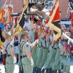 Miembros de la Legión portan al Cristo de Mena durante la procesión del Jueves Santo del año pasado