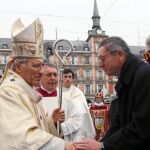 El alcalde de Madrid, Alberto Ruiz-Gallardón, saluda al arzobispo de Madrid Antonio María Rouco en la misa en honor a la patrona de Madrid