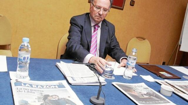 El secretario general de Manos Limpias, Miguel Bernad, en una reciente rueda de prensa en Sevilla