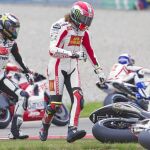Lorenzo y Simoncelli se apresuran para recoger sus motos del suelo y continuar en carrera