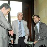 El responsable de finanzas, Daniel Osàcar (centro), junto a Oriol Pujol el dia que compareció en el Parlament