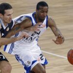 El escolta estadounidense del Real Madrid Clay Tucker (d) lucha un balón con el alero serbio del Partizan Dusan Kecman durante el partido de la primera jornada del Top 16 de la Euroliga