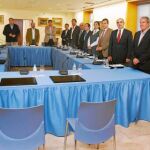 Todos los integrantes de la Mesa de la Agricultura antes de comenzar la reunión que presidieron Ramón Luis Valcárcel y el consejero Antonio Cerdá (segundo y primero por la derecha)