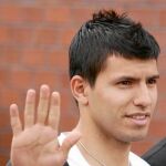 Agüero saluda después de abandonar la clínica donde se sometió al reconocimiento médico del Manchester City