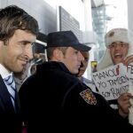 Raúl, aclamado a su llegada a Valencia