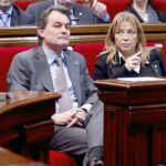 El president Mas y la vicepresidenta Joana Ortega, en sus escaños del Parlament