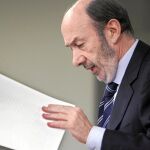 El vicepresidente del Gobierno, Alfredo Pérez Rubalcaba, en la rueda de prensa celebrada ayer tras el Consejo de Ministros