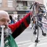 Un manifestante enseña varios cables entrelazados, en señal de protesta por el decreto del «enchufismo»