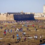 La proximidad de la luna causó mareas en la playa de la Caleta de Cádiz