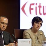 El presidente de Iberia, Antonio Vázquez, junto a la directora de la Feria Internacional de Turismo de 2011.