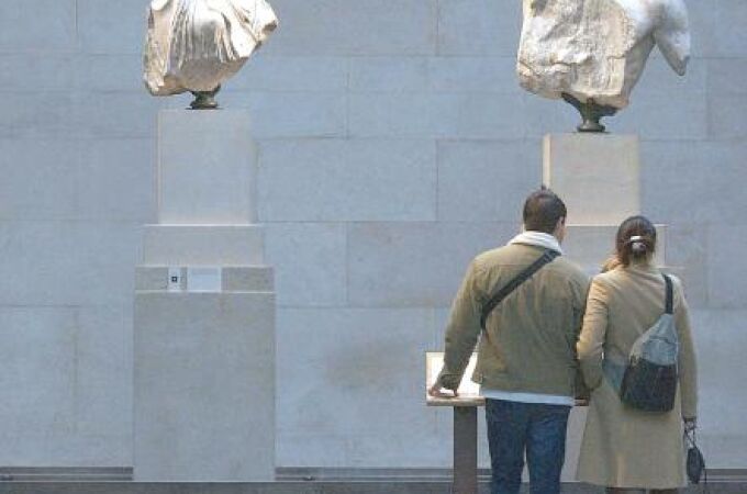 Una pareja observa partes del Partenón en el Museo Británico de Londres