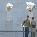 Una pareja observa partes del Partenón en el Museo Británico de Londres